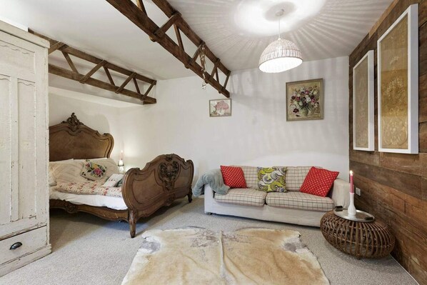 Cottage | Living area | TV