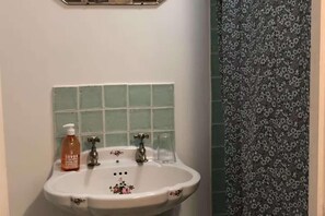 Cottage | Bathroom | Shower, hair dryer, towels