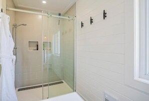 Shower, hair dryer, towels, soap - Plover Dunes: Modern, family/golf beachfront retreat on breathtaking P.E.I. (Morell)