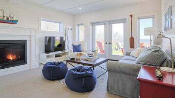 Smart TV, fireplace, DVD player
