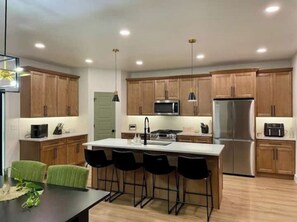 Refrigerador, microondas, horno y parrilla de estufa 