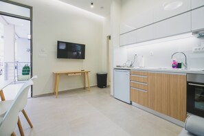 Réfrigérateur, four, plaque de cuisson, cafetière/bouilloire