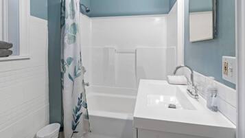 Douche, sèche-cheveux, serviettes fournies