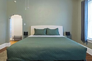 2 bedrooms, desk, WiFi, bed sheets - Spacious 2BR w/ Fenced Yard, Office & Fast Wi-Fi, Downtown STL (St. Louis)