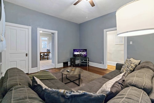 Spacious 2BR w/ Fenced Yard, Office & Fast Wi-Fi, Downtown STL