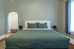 2 bedrooms, desk, WiFi, bed sheets