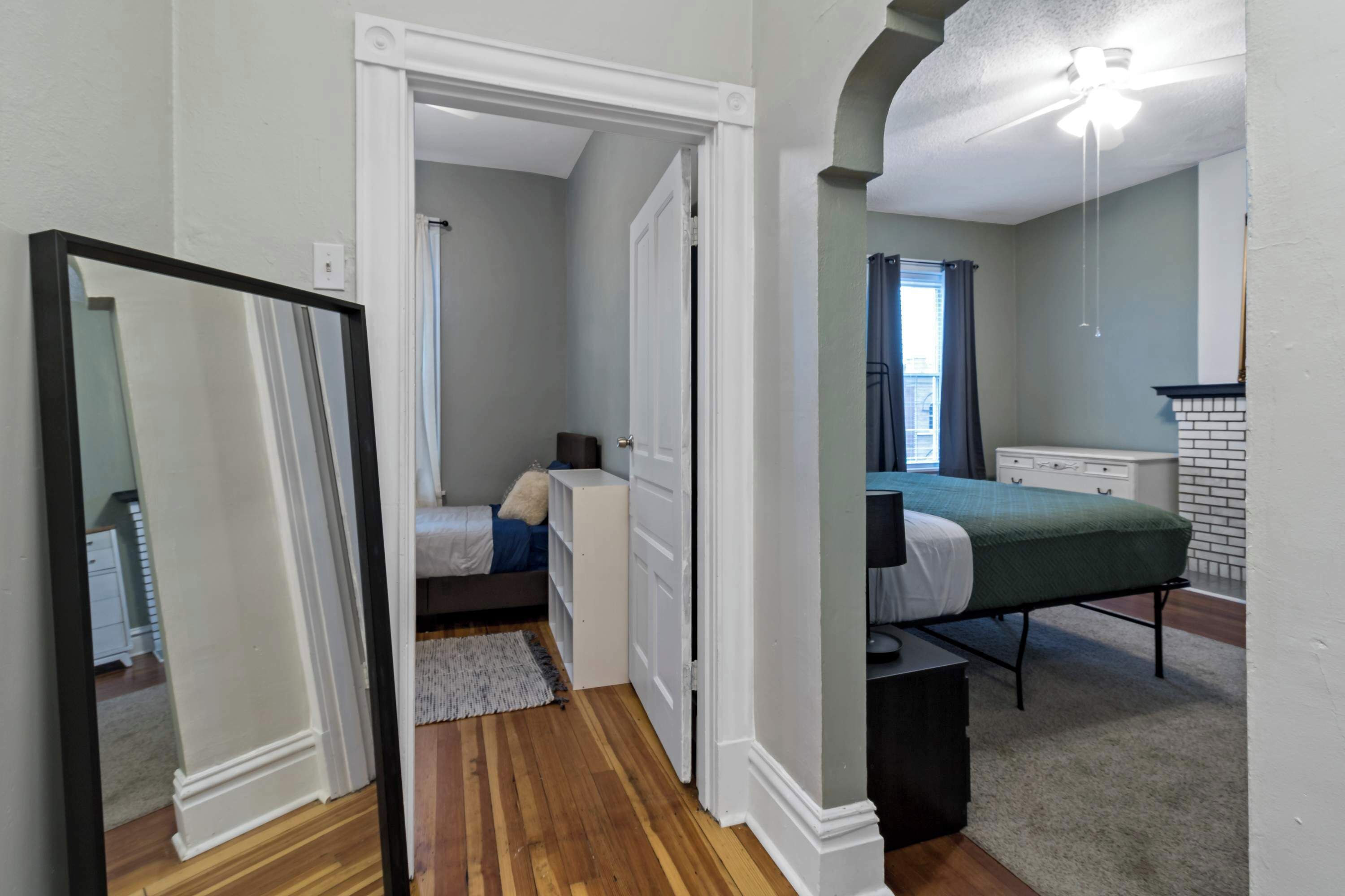 2 makuuhuonetta, työpöytä, Wi-Fi, vuodevaatteet