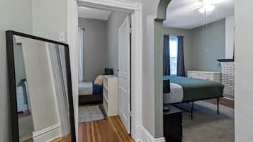 2 bedrooms, desk, WiFi, bed sheets