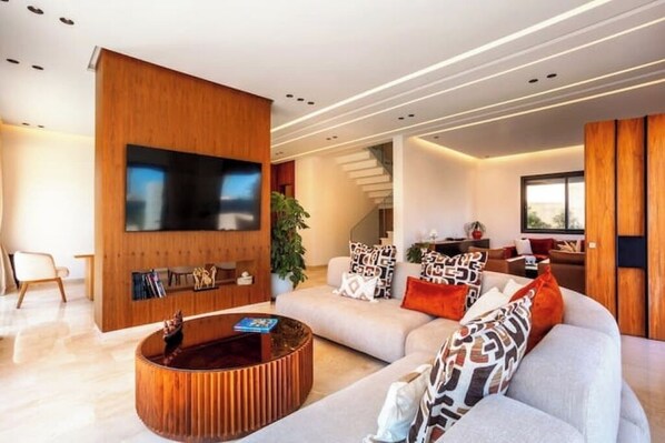 Smart TV, fireplace