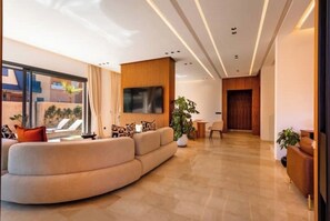 Smart-tv och eldstad