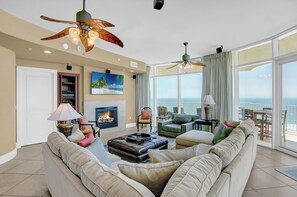 Smart TV, chimenea y reproductor de DVD 