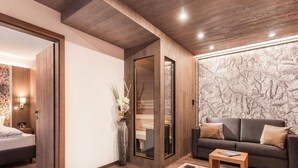 Een moderne woonkamer met houten vloer, een bank, een salontafel en een groot raam met een wereldkaart behang.