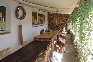 Outdoor dining - Bungalow in Miedzyzdroje With a Terrace (Międzyzdroje)