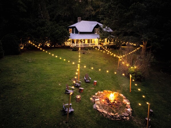 Property grounds - Historic cabin on 14 acres in the mountains of western NC, Wi-Fi & W-D (Burnsville)