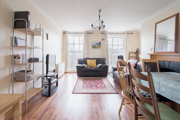 TV - Spacious 2-Bed Apartment in the Heart of Dublin (Dublin)