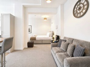 1 bedroom, iron/ironing board, internet, bed sheets - Modern new redeveloped studio Apartment in Clacton (Essex)