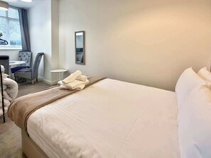 1 bedroom, iron/ironing board, internet, bed sheets - Modern new redeveloped studio Apartment in Clacton (Essex)