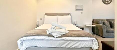 1 bedroom, iron/ironing board, internet, bed sheets