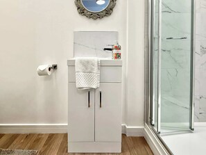 تجهيزات دش، مجففات شعر، مناشف، شامبو