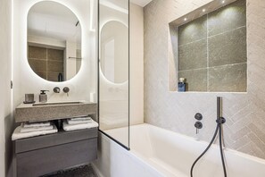 Haartrockner, Bidet, Handtücher, Seife