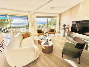 TV, books, stereo, printers - Luxury 4-Bedroom Apartment in Cap d'Antibes with Terrace, Sea View, and Pool (Antibes)