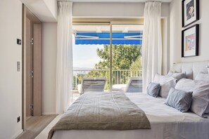 4 bedrooms, in-room safe, iron/ironing board, travel cot - Luxury 4-Bedroom Apartment in Cap d'Antibes with Terrace, Sea View, and Pool (Antibes)