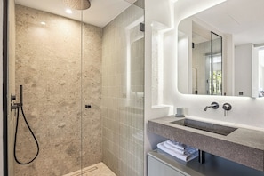 Haartrockner, Bidet, Handtücher, Seife