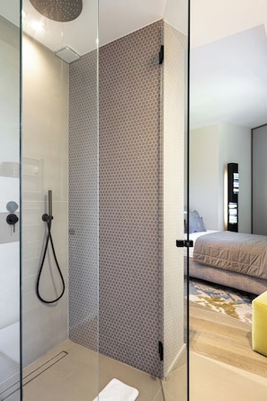 4 bedrooms, in-room safe, iron/ironing board, travel cot