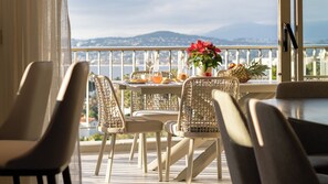 Outdoor dining - Luxury 4-Bedroom Apartment in Cap d'Antibes with Terrace, Sea View, and Pool (Antibes)