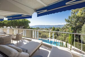 Property grounds - Luxury 4-Bedroom Apartment in Cap d'Antibes with Terrace, Sea View, and Pool (Antibes)
