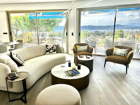 TV, books, stereo, printers - Luxury 4-Bedroom Apartment in Cap d'Antibes with Terrace, Sea View, and Pool (Antibes)