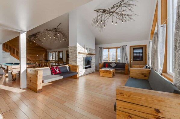 Televisie en een open haard