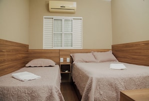 Comfort Triple Room | Free WiFi, bed sheets - HOTEL MODELO (Ribas do Rio Pardo)