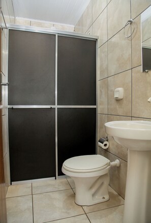 Habitación clásica doble | Baño | Ducha, toallas, jabón y papel higiénico