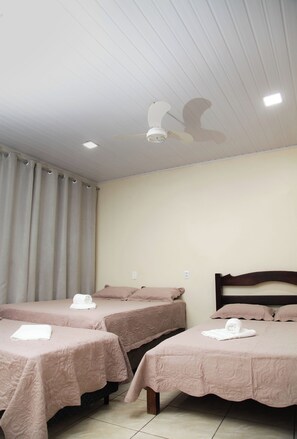 Family Room | Free WiFi, bed sheets - HOTEL MODELO (Ribas do Rio Pardo)