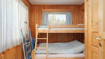 House | 3 bedrooms, iron/ironing board, free WiFi, bed sheets