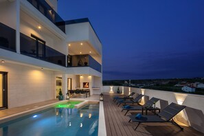 Et oppvarmet basseng