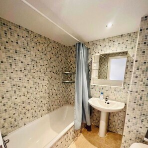 シャワー、タオル、トイレットペーパー