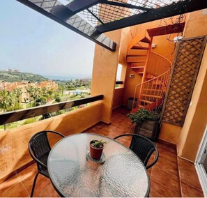 Outdoor dining - Beautiful 2 bed Penthouse with a private 360 rooftop terrace with sea views (Casares Costa)