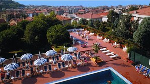 A resort with a swimming pool, sun loungers, and umbrellas. - Apartment in Pietra Ligure With Garage (Pietra Ligure)