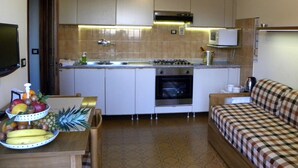 Private kitchen | Fridge, microwave, oven, stovetop - Apartment in Pietra Ligure With Garage (Pietra Ligure)