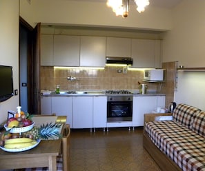 Cocina privada | Refrigerador, microondas, horno y parrilla de estufa 