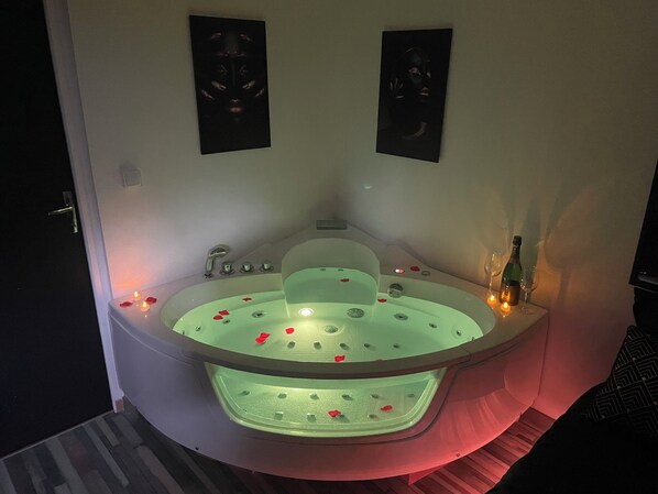 Interior - Secret love room (Chaingy)