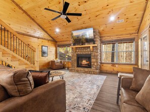 Smart-TV, Kamin, Videospiele, Tischfußball