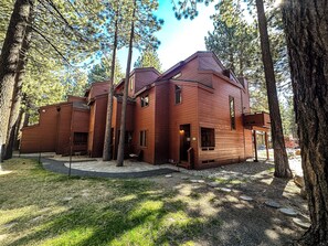 Exterior - Large Home, Town Location. Gas Grill. Walk to Shuttle, Ice Rink & Bowling (Mammoth Lakes)