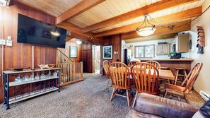 Smart TV, fireplace, DVD player - Large Home in the Heart of Town, Central Location. Gas Grill, Pool On-site (Mammoth Lakes)