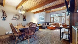 Smart TV, fireplace, DVD player - Large Home in the Heart of Town, Central Location. Gas Grill, Pool On-site (Mammoth Lakes)