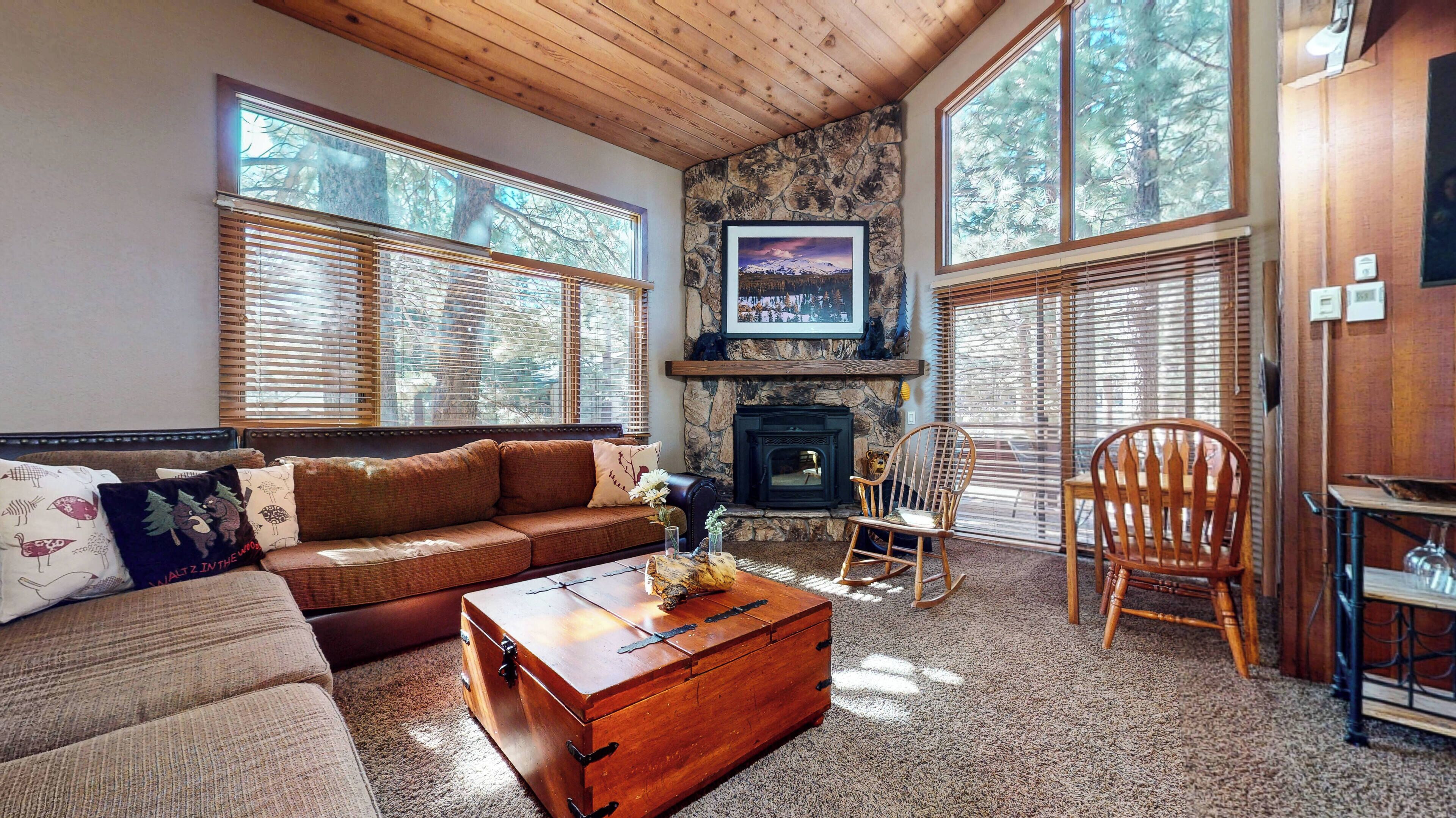 Smart-tv, een open haard en een dvd-speler