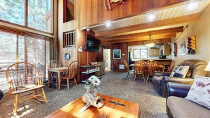 Smart TV, fireplace, DVD player - Large Home, Town Location. Gas Grill. Walk to Shuttle, Ice Rink & Bowling (Mammoth Lakes)