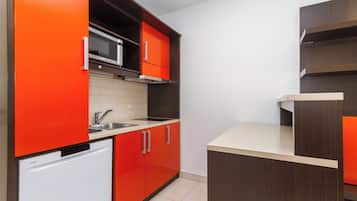 Family Apartment, 2 Bedrooms, Garden View | Private kitchen | Electric kettle